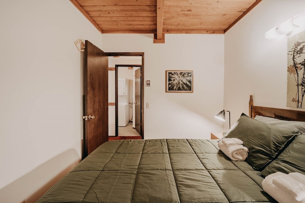 24sl - Bbq - Pets Ok - A Couple's Getaway! 2 Bedroom Home by RedAwning view 5