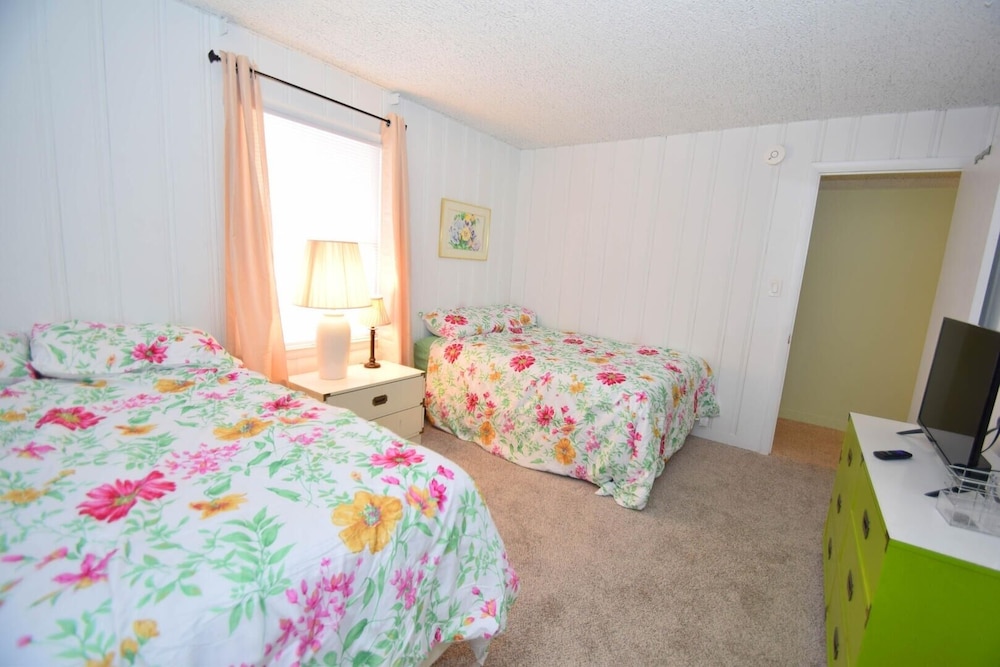 Alameda 5 2 Bedroom Condo by RedAwning view 3