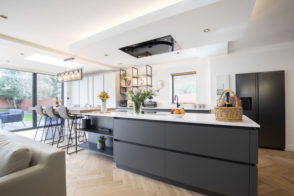 Elliot Oliver- Superior 6 Bedroom House With Hot Tub And Log Burner