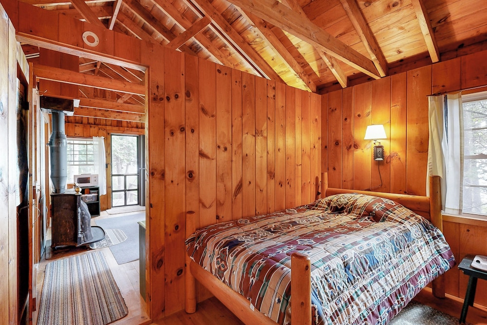 Cozy 1BR Cabin w/ Landscape Views