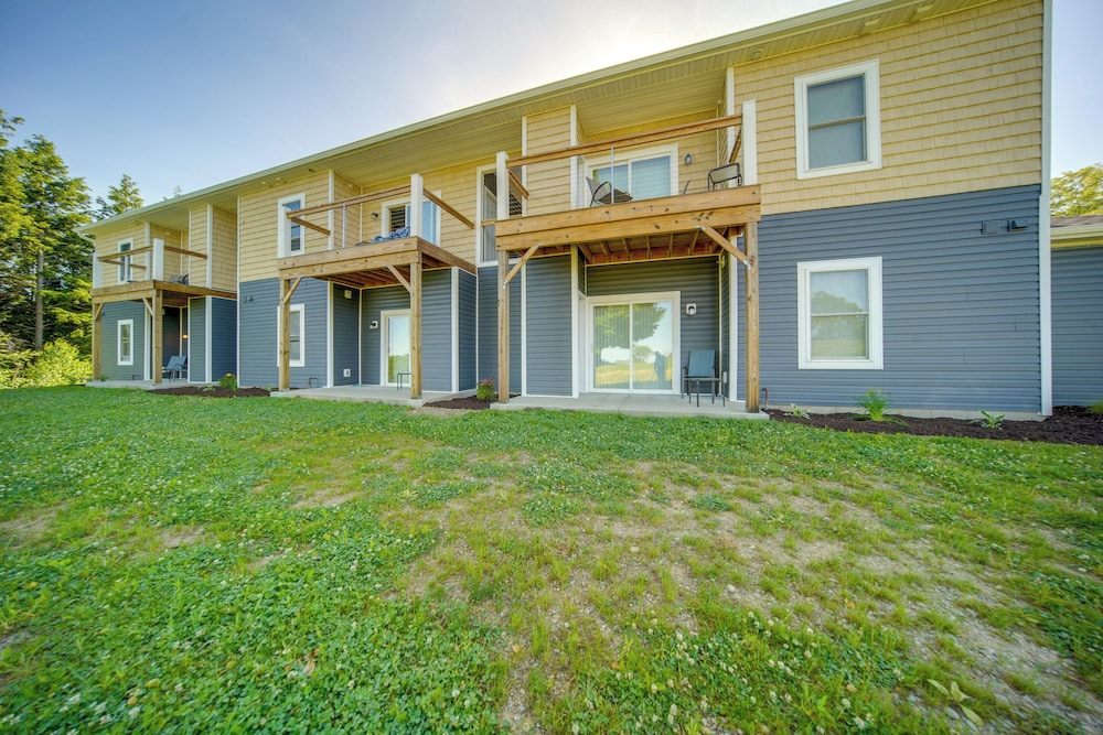 4 Mi to Lake Erie: Condo w/ Golf Course Views!