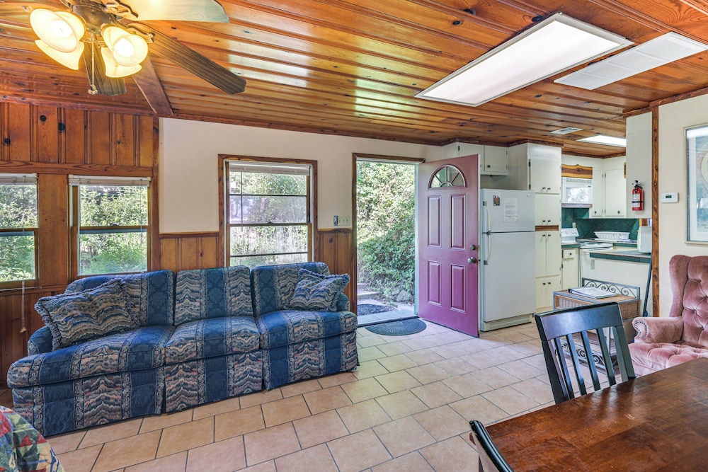 2 Mi to Fishing on Lake Whitney: Cottage w/ Deck
