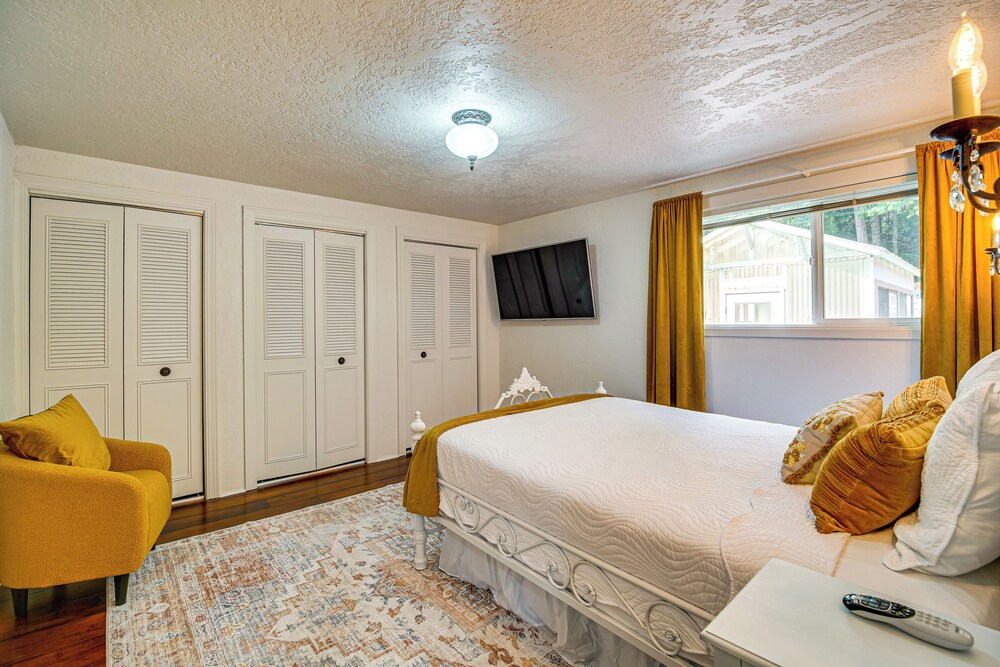 4 Mi to River: Umpqua Valley Villa w/ Fire Pit!