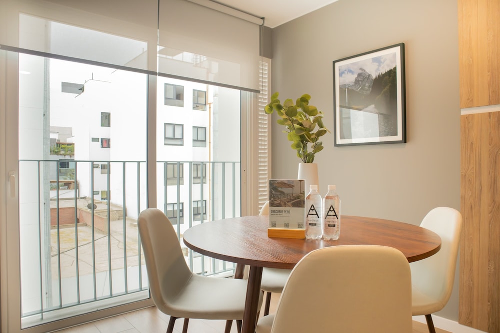 w Inviting 2BR w Balcony in Lively Miraflores