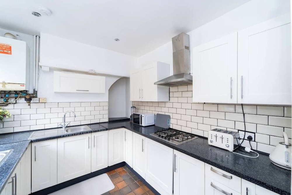 Charming Victorian Home in Heart of Leicester