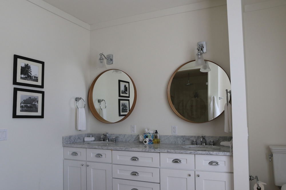 The Sandpiper Inn & Cottages