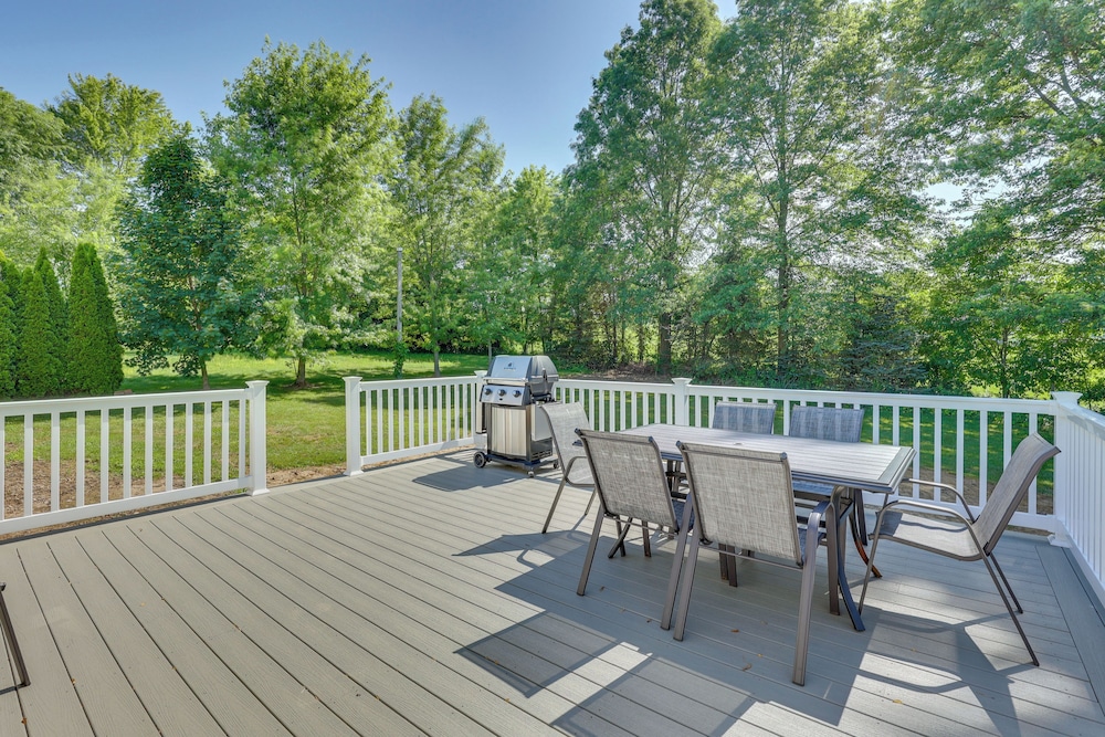 Fish, Hike & Golf: Leisurely Navarre Home w/ Yard!