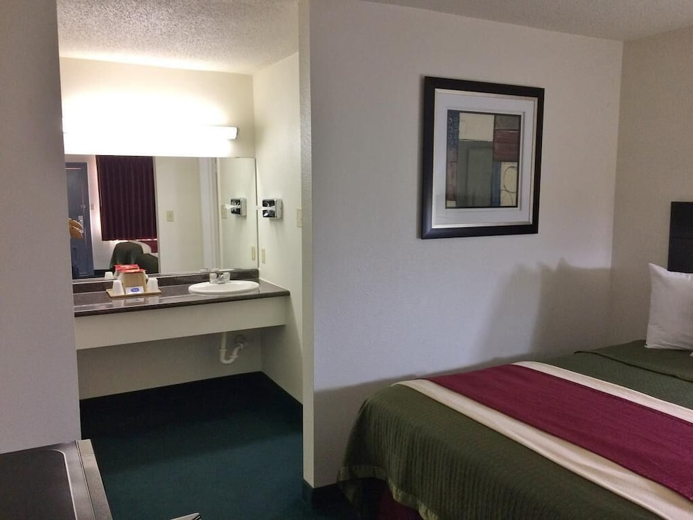 Travel Inn & Suites view 3