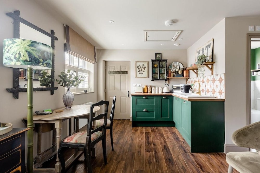1 Bed Studio Sleeps 2 -patio -garden -dogs Ok view 5