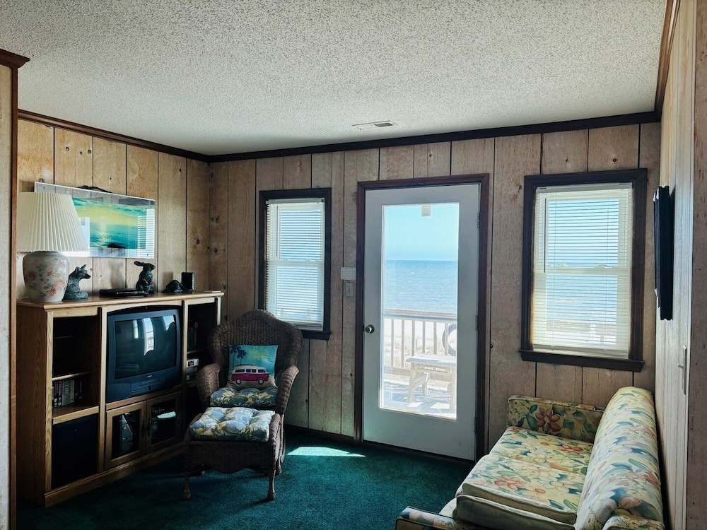 Great Place 5 Bedroom Home by RedAwning