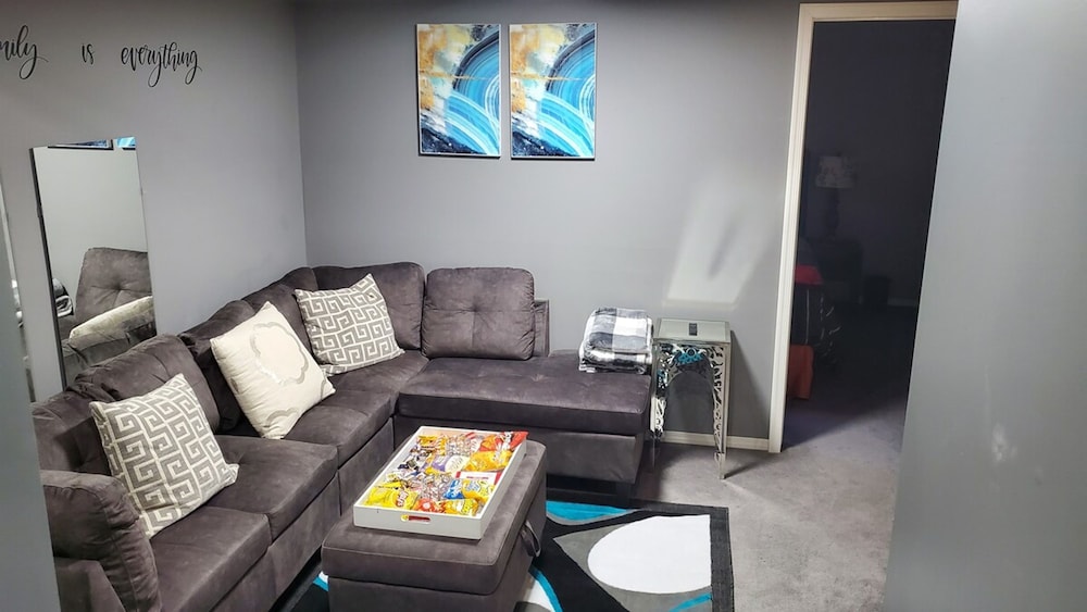 12 Spacious Home w A C Crib Garage By Airport