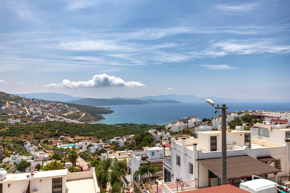 Sea View Cozy House With Private Beach in Bodrum
