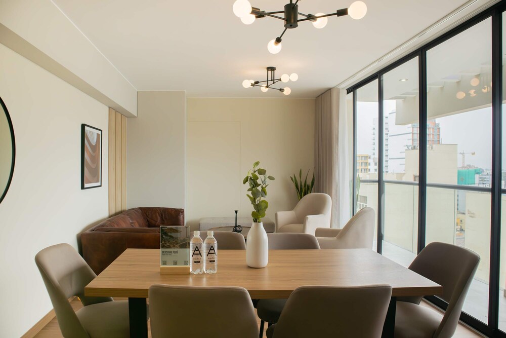 w Modern 3BR w Balcony Near Kennedy Park
