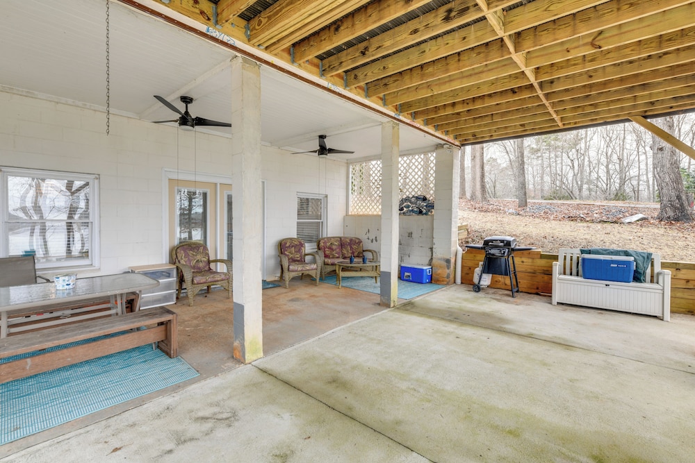 Lakefront Retreat w/ Dock, Patio & Grill in Bracey