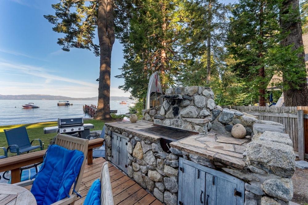 Lakefront Haven by Avantstay Minutes to Ski Resorts Private Dock Boat