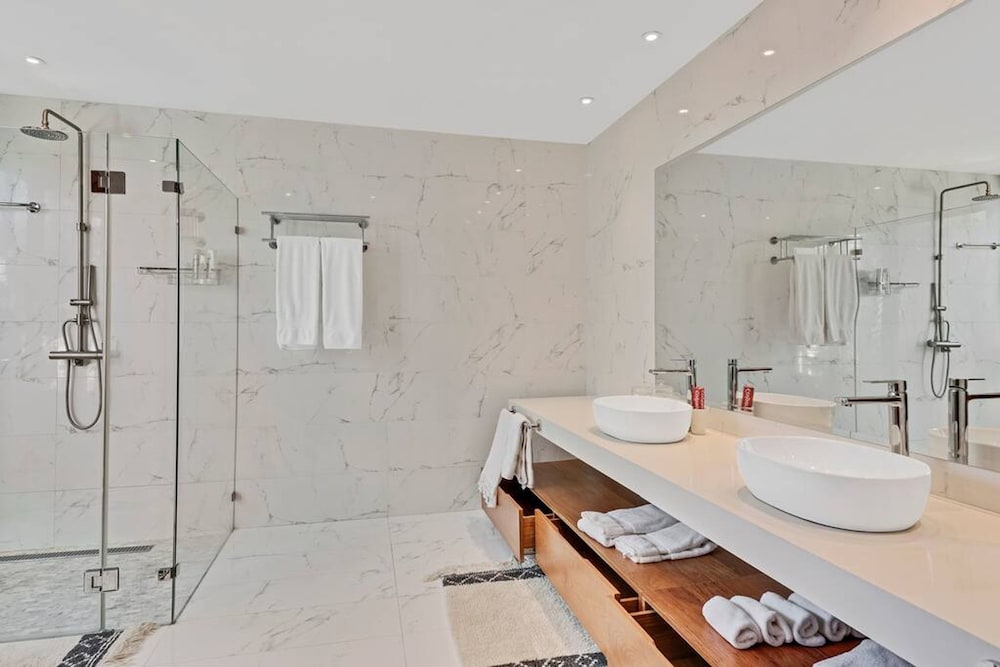 Modern Oasis Stunning Views of Golf Course River