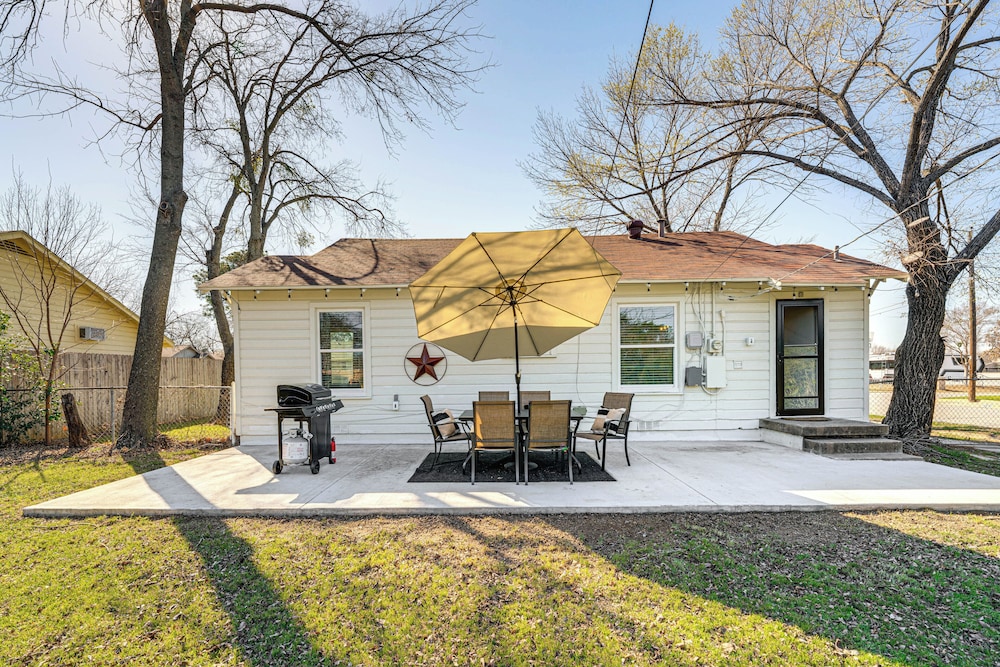 Walk to At&t Stadium: Home w/ Patio & BBQ