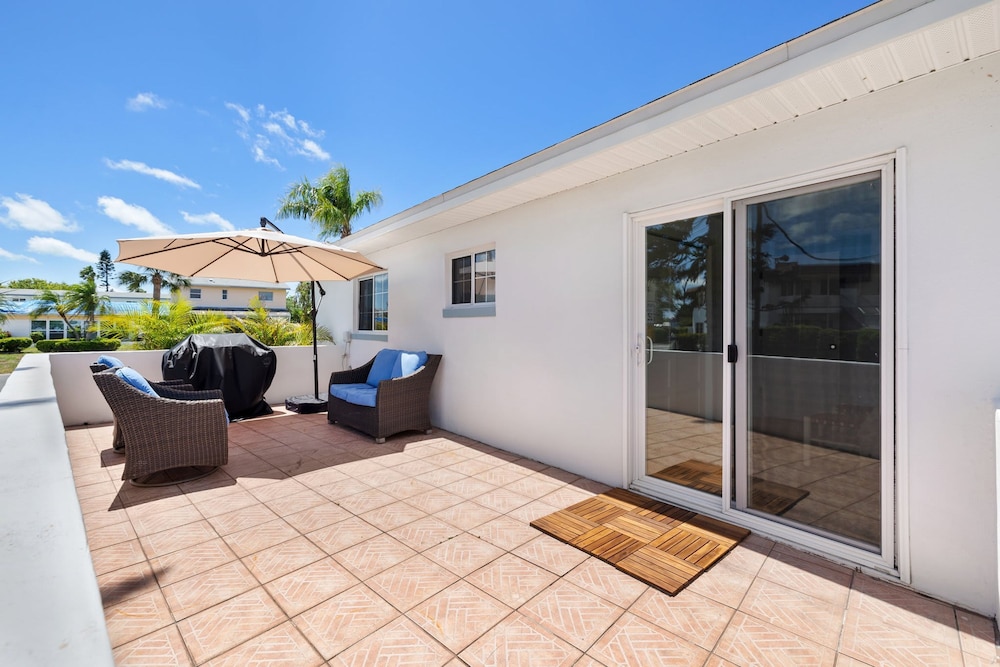 Stylish Villa Near Treasure Island Beaches