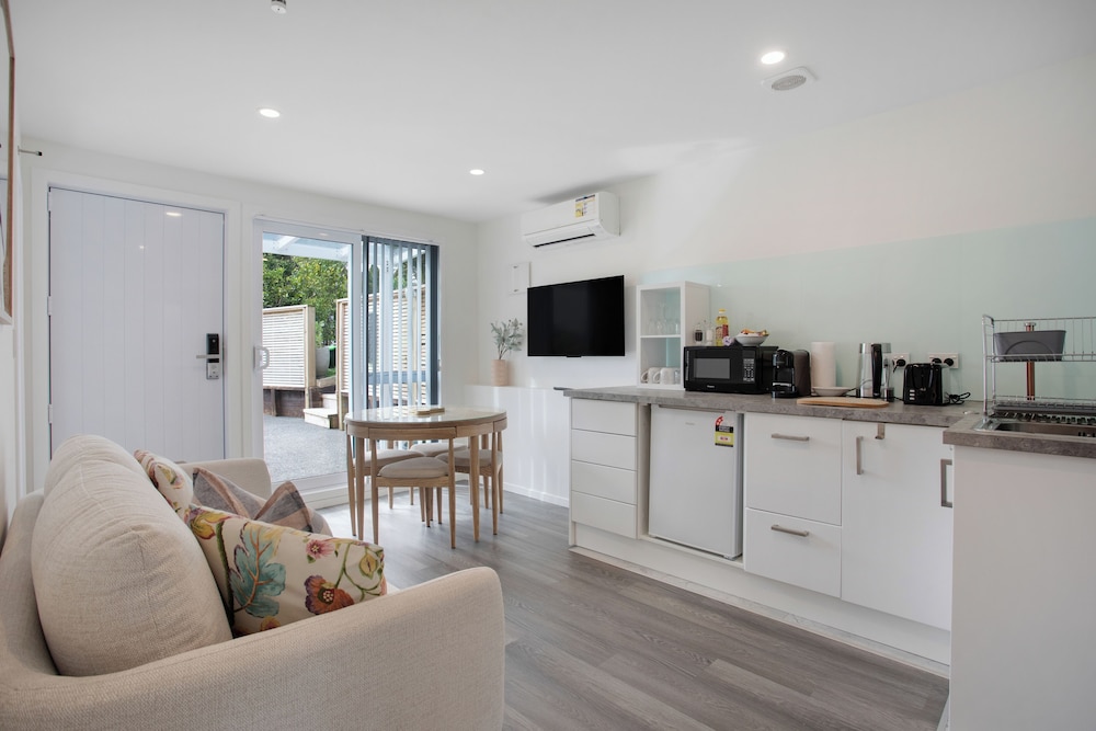 Coastal Living Retreat close to Beaches view 2