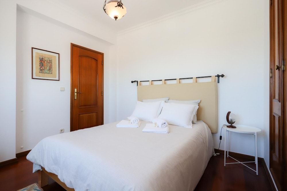 Sea View Apartment by Rent4all view 3