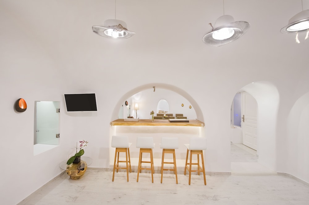 Hyperion Oia Suites