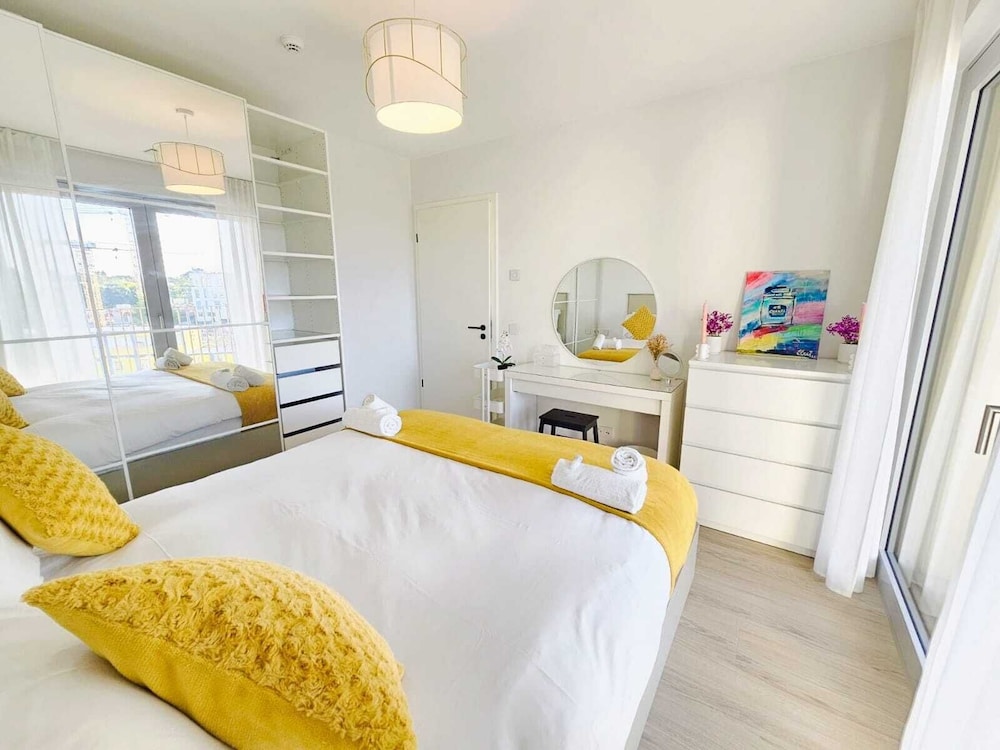 Central 2BR Flat w terrace&parking