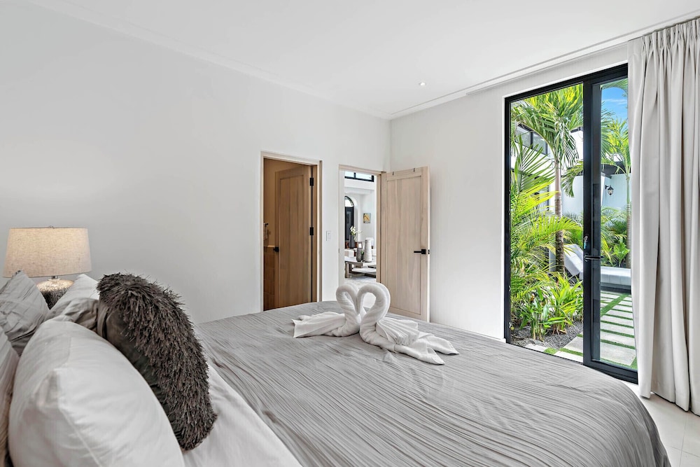 Modern Garden Villa with Private Pool, Outdoor Kitchen & Separate Casita Near Playa Potrero