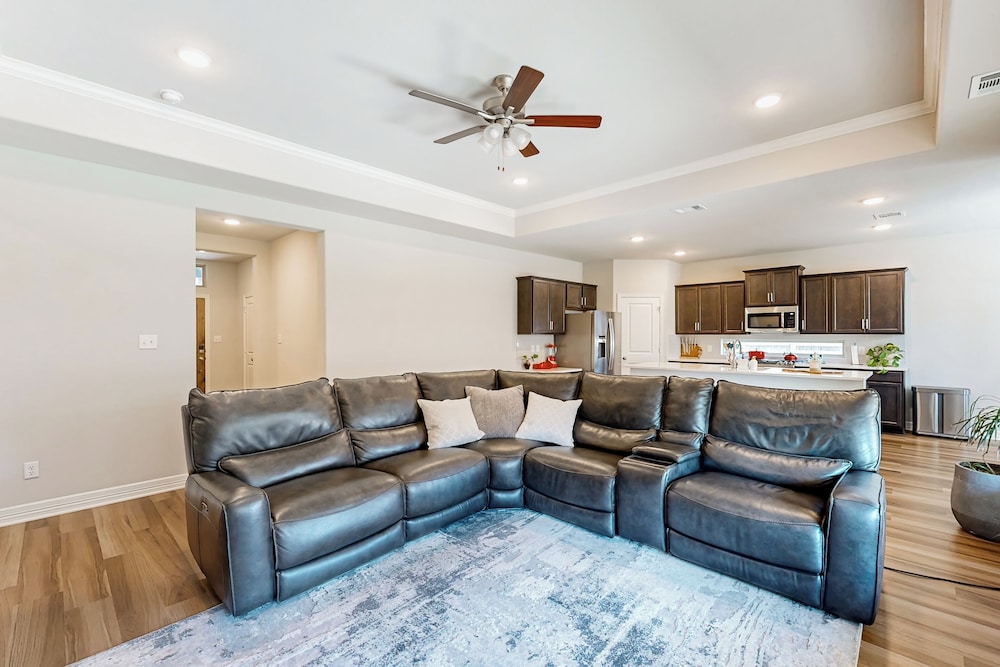 3BR Cozy Home w/ Enclosed Backyard & W/D