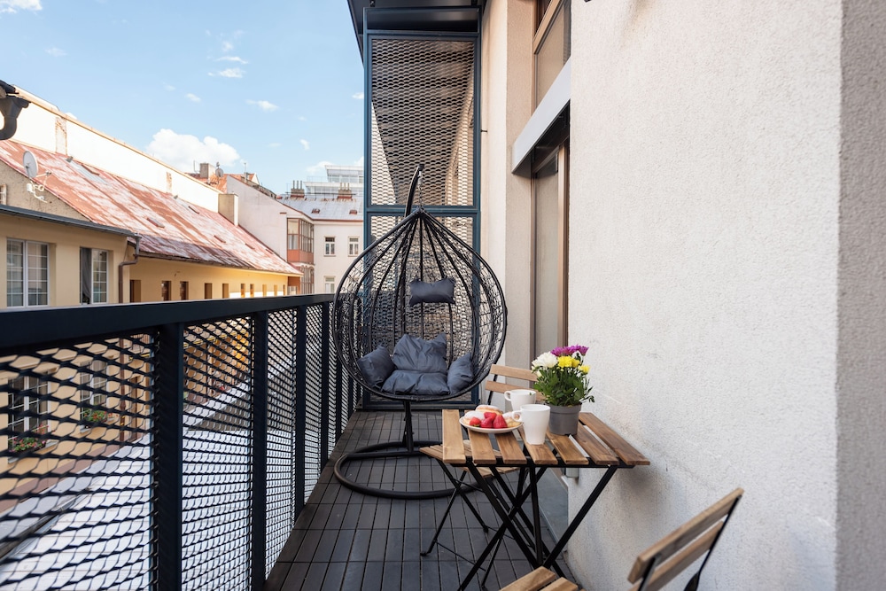 Modern Loft with Balcony Close to Center