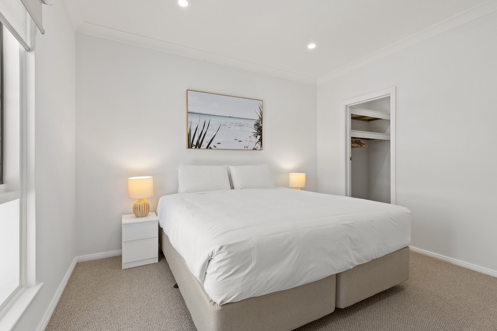 Elegant 3-bed Home From Sunny Glenelg Beach