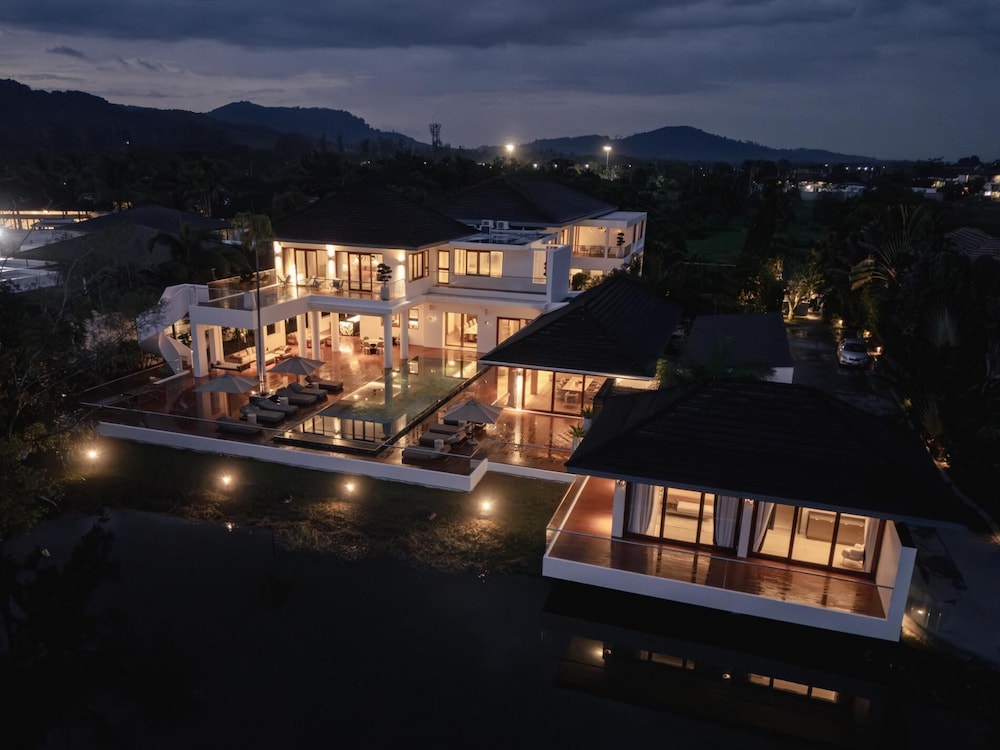 Luxurious 5bedroom White Estate Villa Private Lake