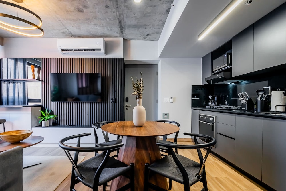 w Stunning 2BR w Great Deco in Centriqo