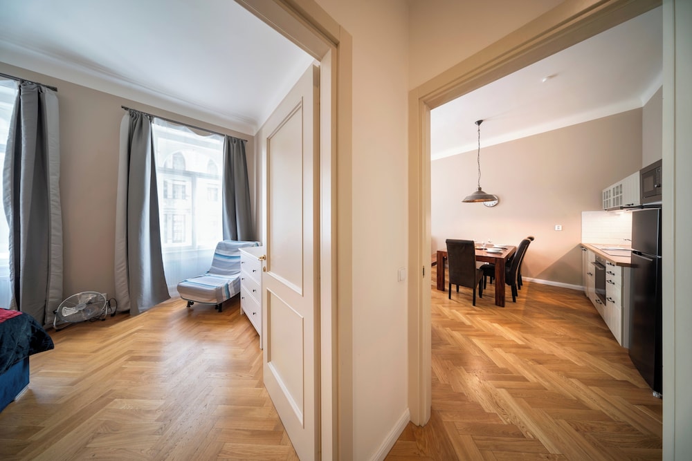 1 Bed Flat - Sleeps 5 - Parking - Wifi