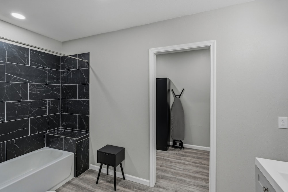 Spacious 3BR Retreat Near Downtown River Walk