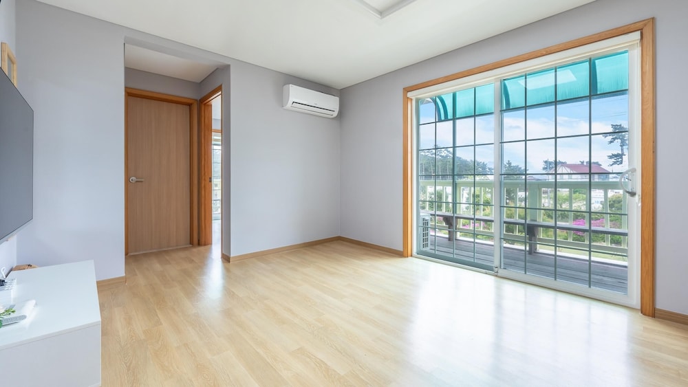 Taean Mongsanporangbadarang Shim Pension view 2