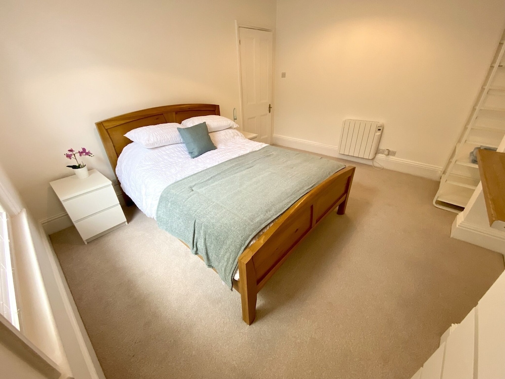 Spacious Two Bed Apartment in Poole view 5