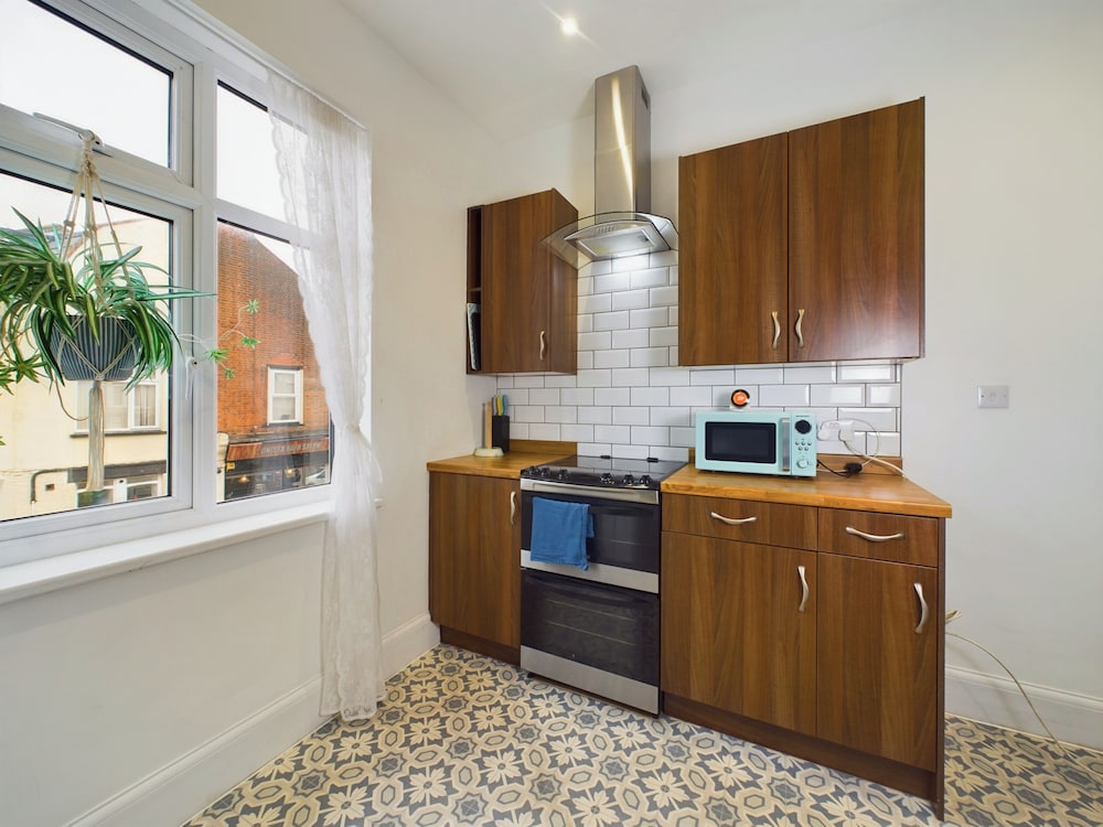 Unique 2 bed Leigh-on-sea- With Real Piano
