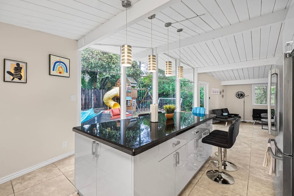 Entire 3br House With Playground