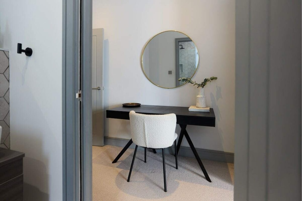 The Putney Hideaway - Modern and Elegant 3bdr Flat With Patio