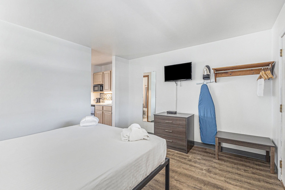 Snyder's Shoreline Inn