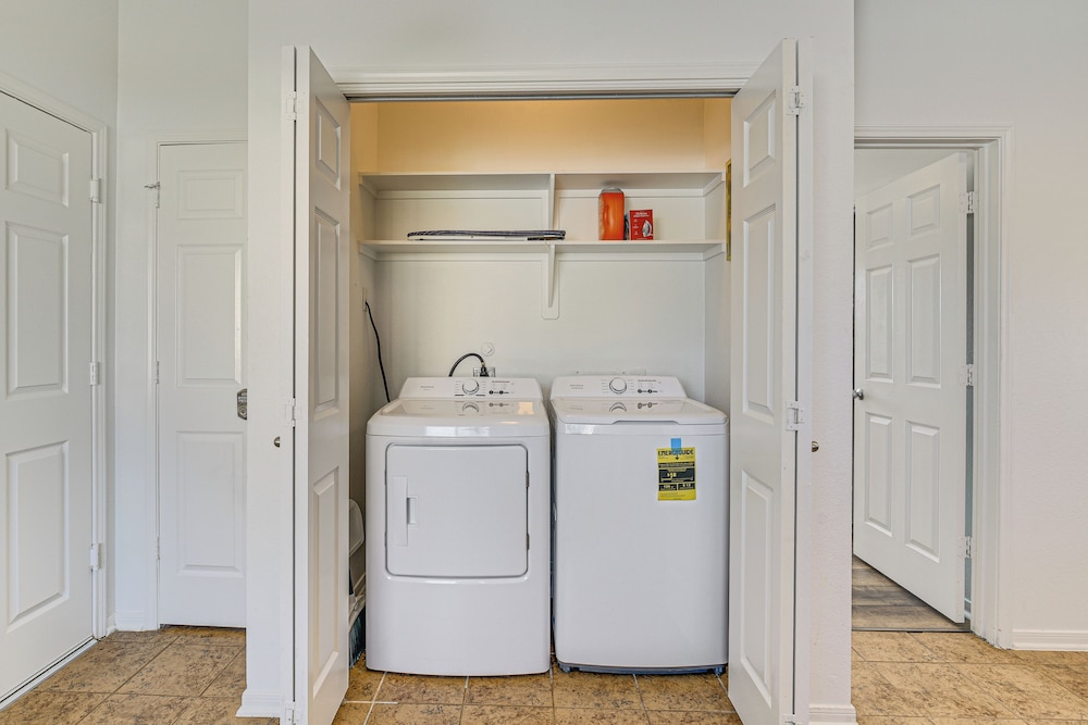 < 1 Block to Park: Family-friendly Houston Home!