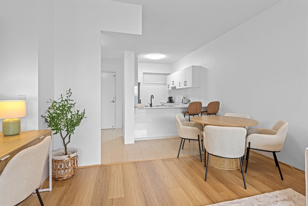 Modern Southbank Parklands Apartment Retreat