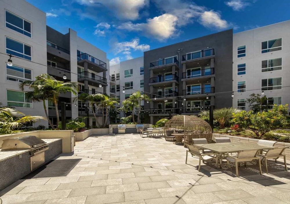 Upscale Escape 10 Min From Disneyland With Pool Gym