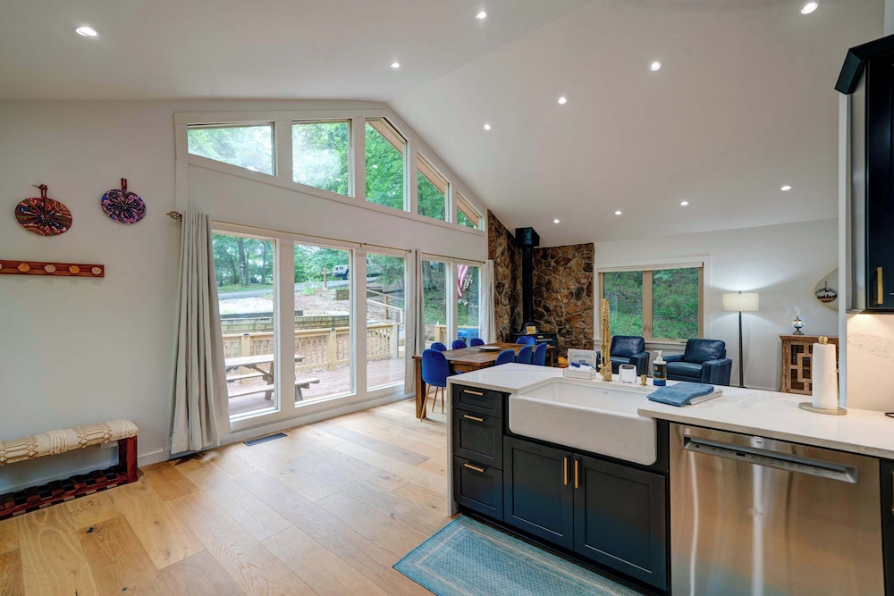 Mountain Views in Private Lake and Golf Community!
