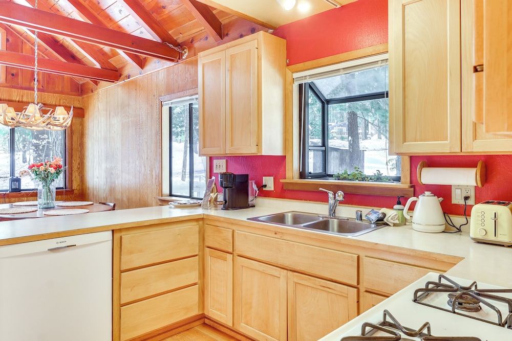 < 2 Blocks to Lake Tahoe: Family Home Near Skiing