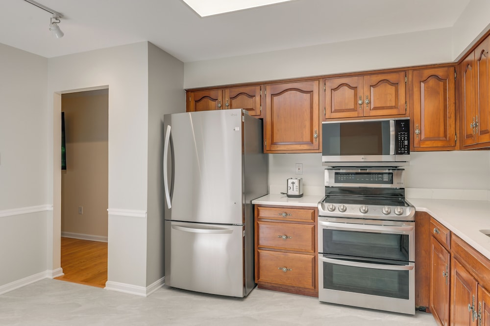 9 Mi to Historic District: Ellicott City Home!