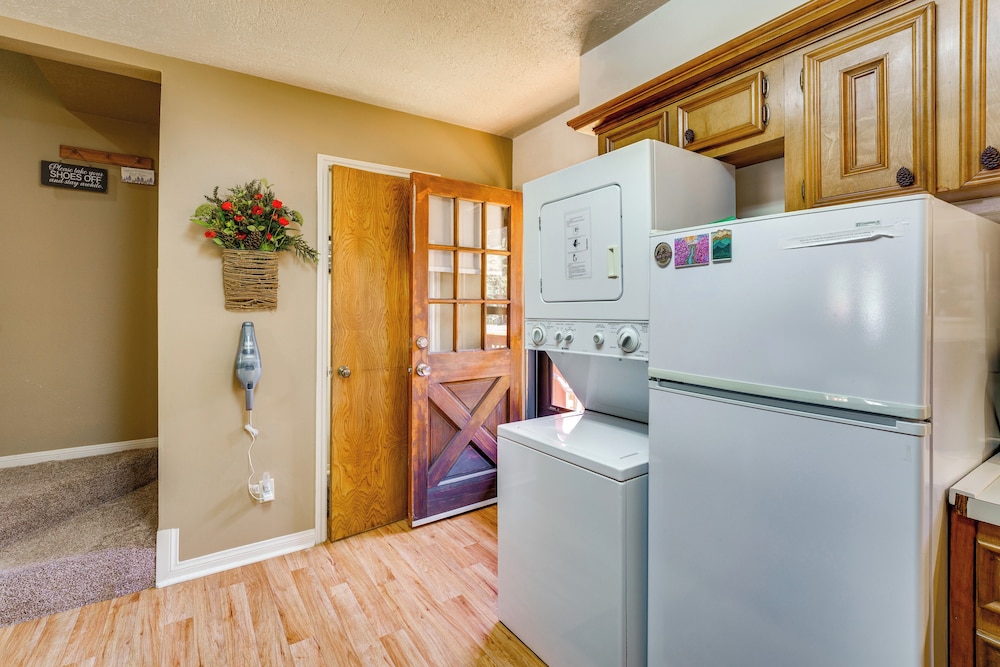 Hike, Bike & Ski: Red River Condo w/ Spa Access