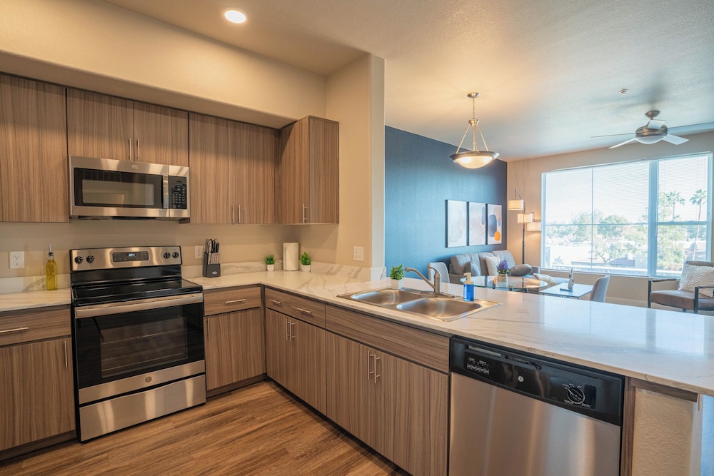 ROVE LIVING/KL - V on Broadway