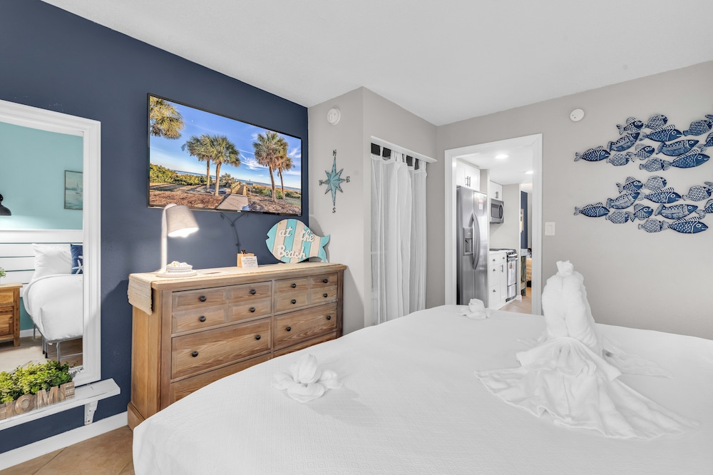 Oceanfront Resort, Great Views, King Bed, 7 Pools!