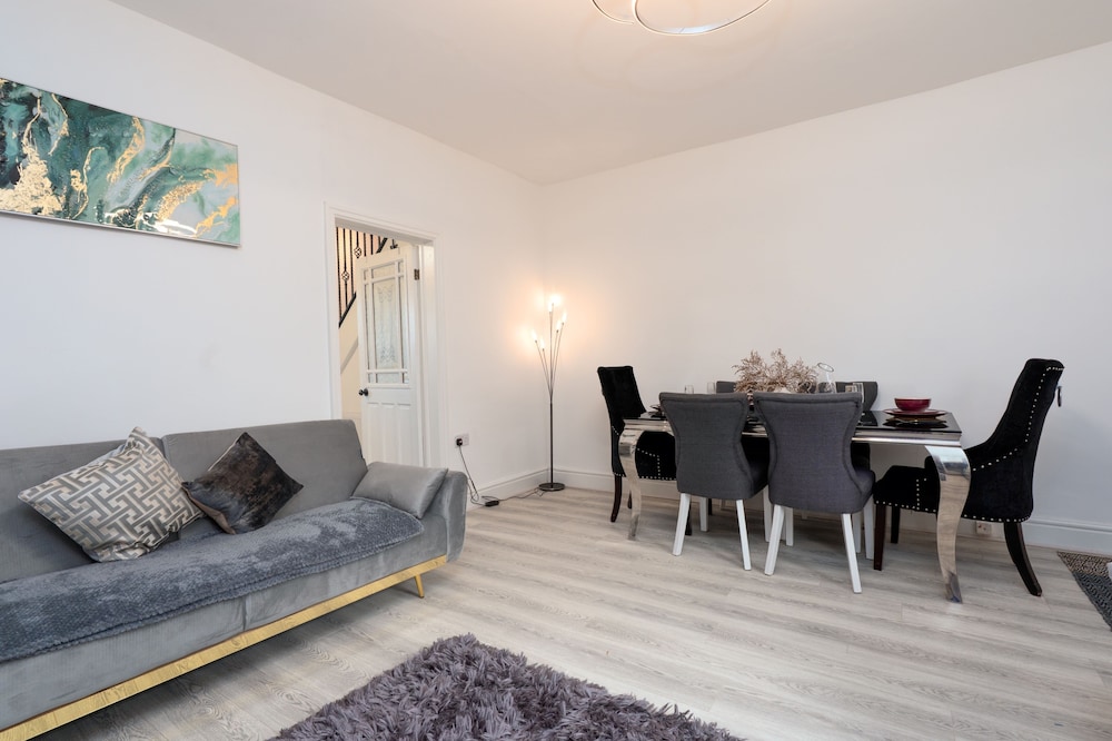 Cosy Cottage - Sleeps 6, Parking & Pet Friendly!